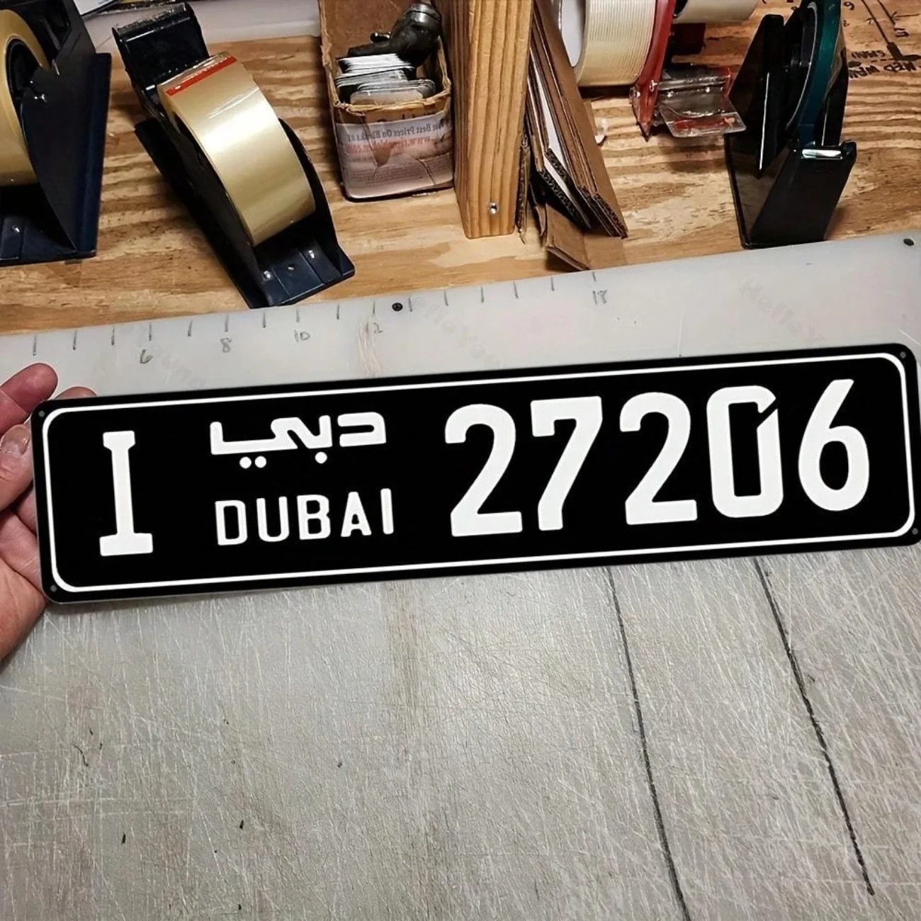 Car Accessories Dubai - Grawerowany aluminiowy znak uliczny o tematyce
