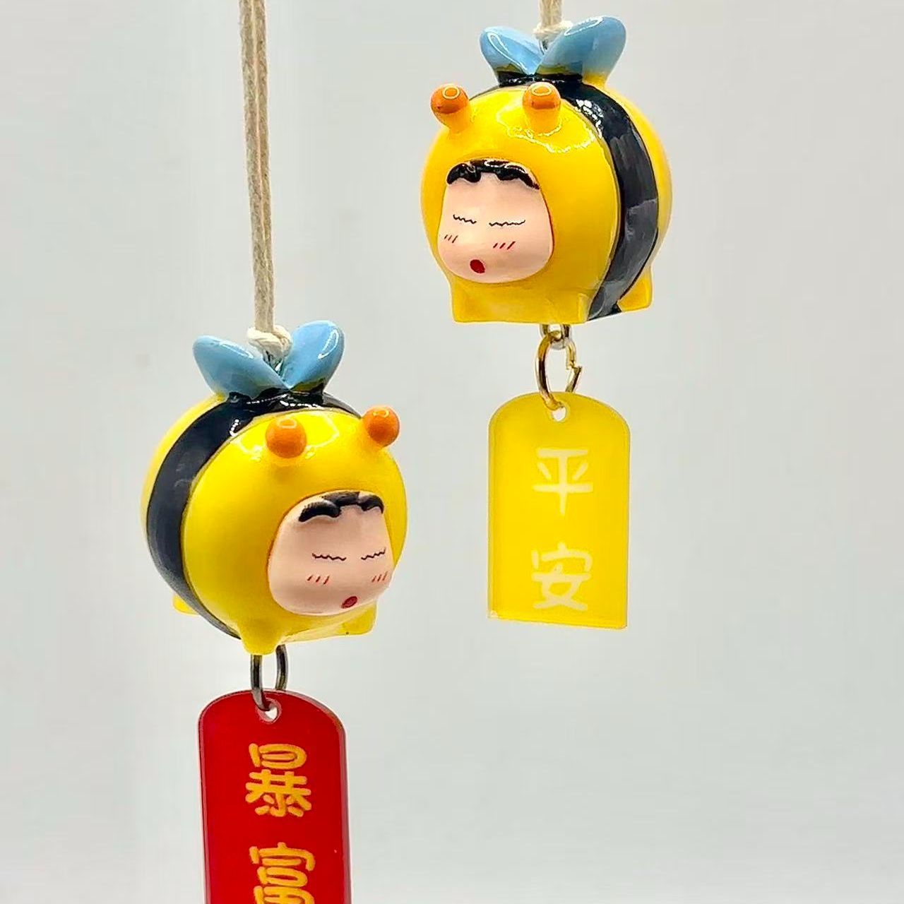 Car Accessories Kit - Figurka Crayon Shin-chan Bee Cosplay, zawieszka